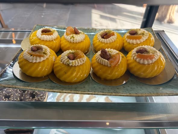 Pâtisseries maison en vitrine
